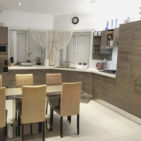 Cozy - Great Bus Connections - Free Parking Homestay *